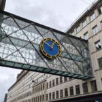 Zegar na ścianie budynku odnoszący się do czasu pracy w projekcie
